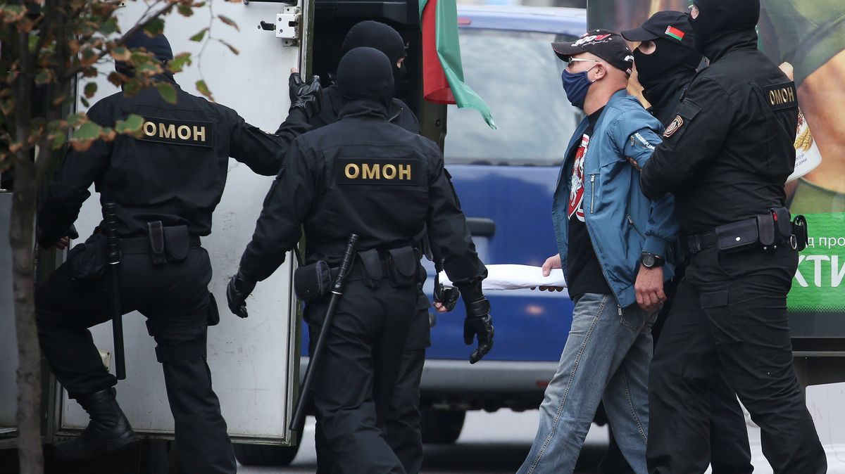 Běloruský demonstrant natočil brutální násilí přímo v policejním antonu